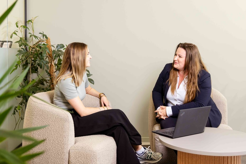 Twee vrouwen in gesprek met laptop